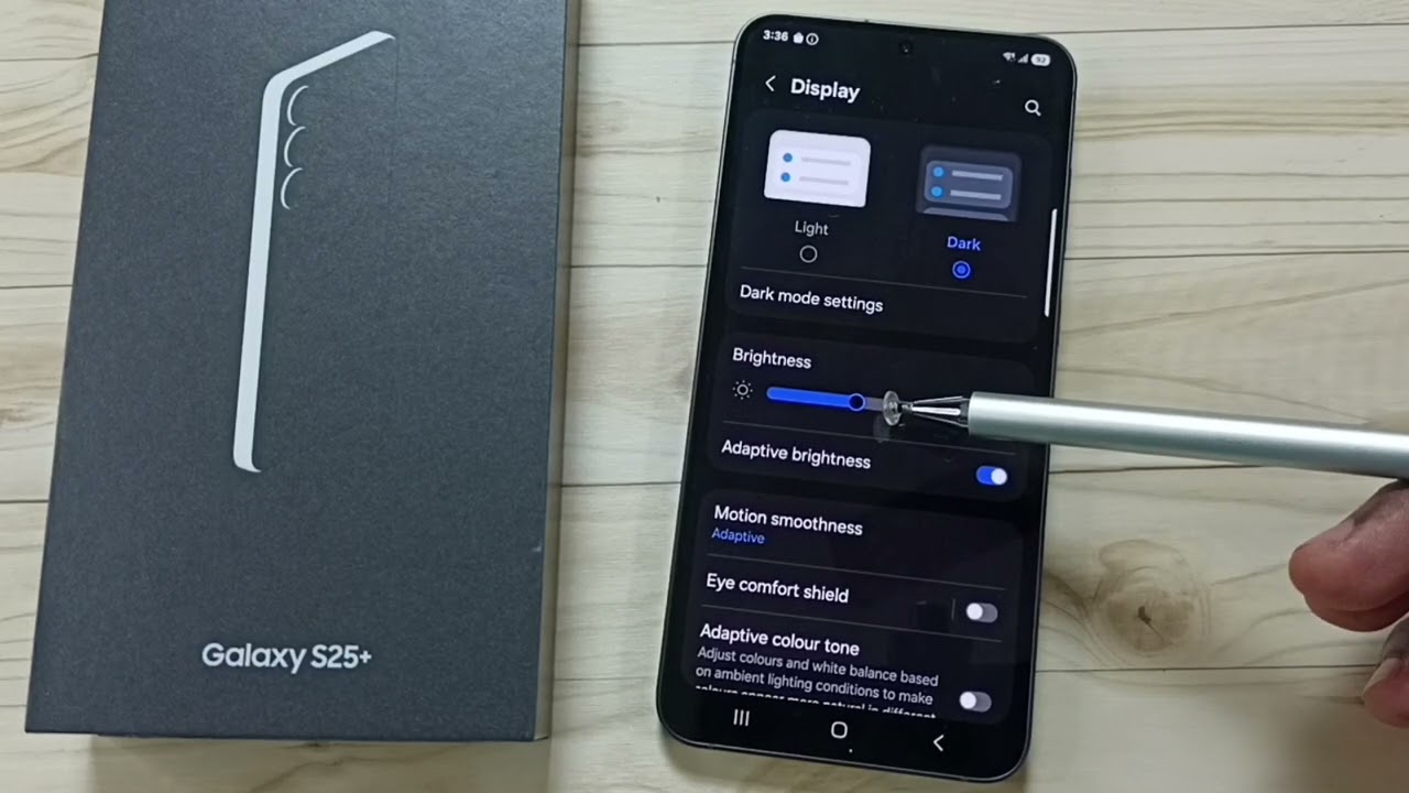 Samsung Galaxy S25/S25 Plus | Fix Issue Auto Brightness Changing Based on Surrounding Light