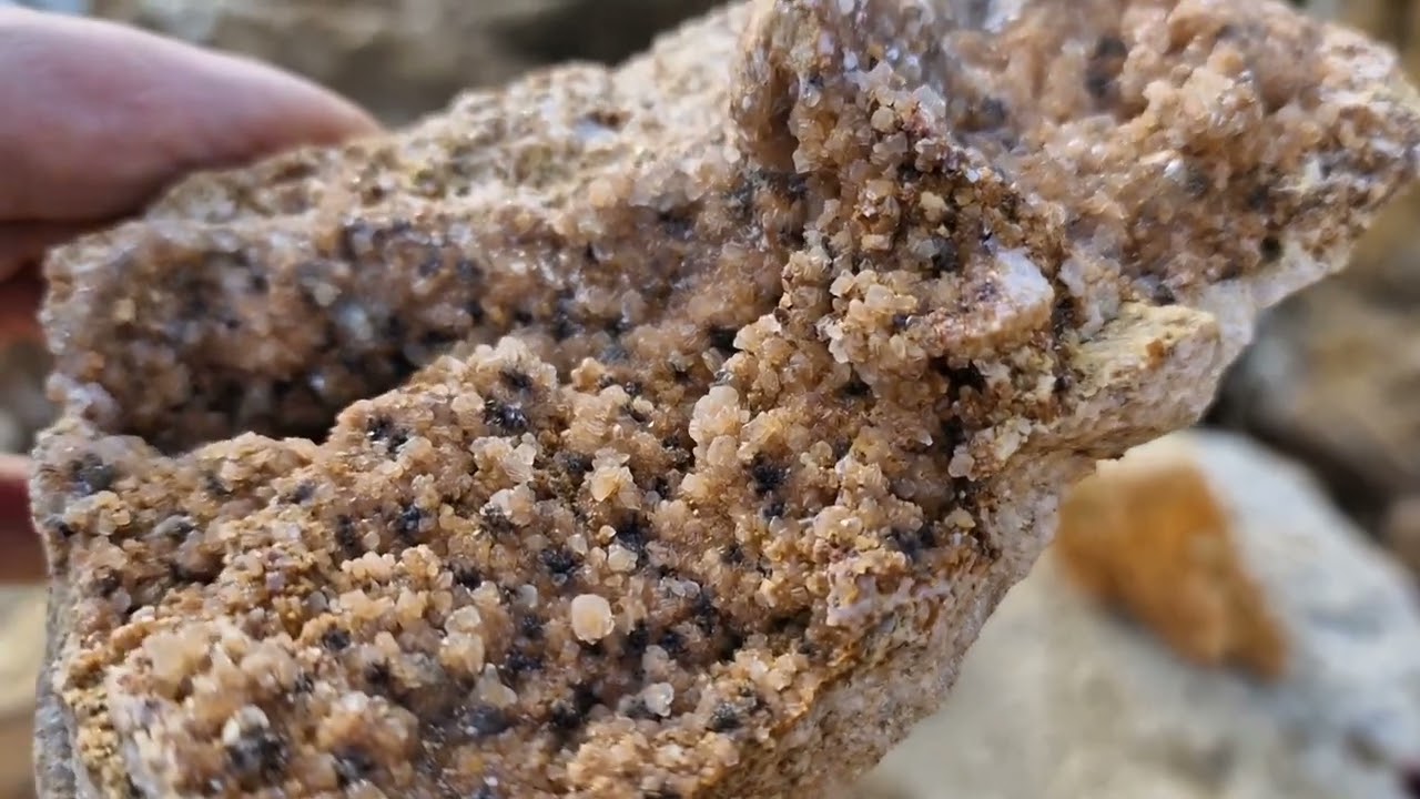 Das Saisonende rückt näher. Kleine Tour im Steinbruch mit Calcit-Kristallen. #crystals #minerals