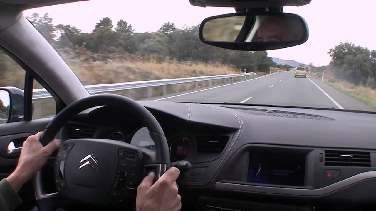 Citroën - Curso de conducción: Cómo empezar un adelantamiento.