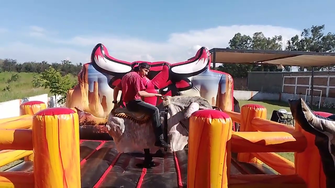 Yo subiendo en el toro mecánico por primera vez. xD