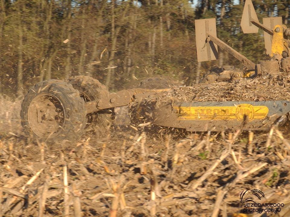 Case ih Magnum 7220 | STROM BEDNAR Mulcher MZ 6000-mulčování kukuřičného strniště 2013