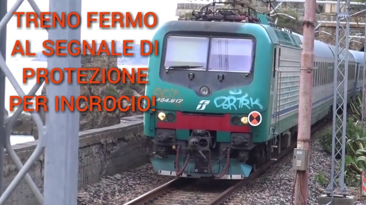 TreniMisterJazz.Treno fermo al segnale di protezione stazione Castelbuono.