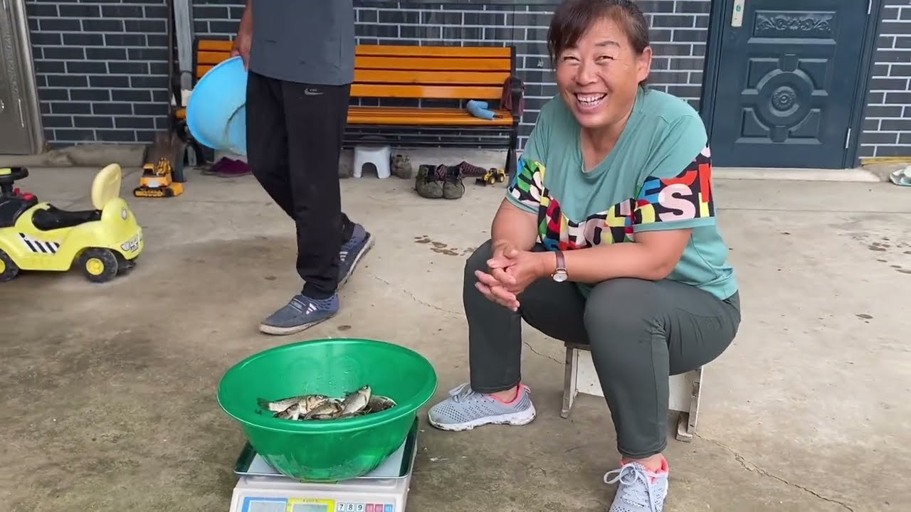 二条3小时钓不到50斤鱼？老妈看到鱼获一阵惊讶，赶紧上称称重量