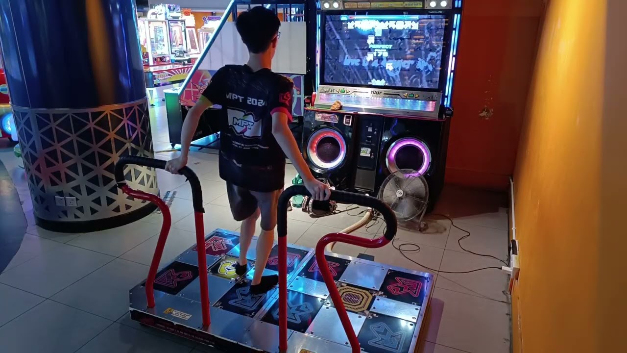 Pump It Up - Love is a danger zone 2 (try to B.P.M.) D23 895k A+ FG