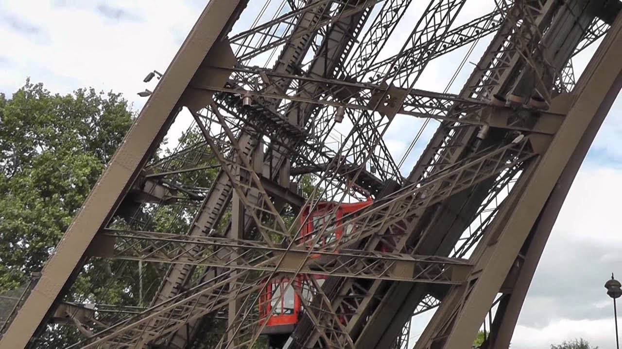 Paris: Aufzug zum Eiffelturm. Elevator to the Eiffel Tower