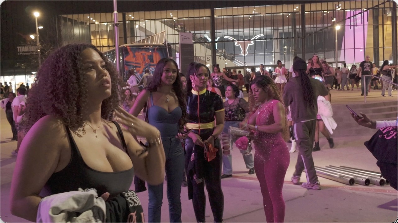 CARDI B FANS LEAVING THE SHOW IN AUSTIN,TX (BRINGS OUT ALL THE BADDIES)