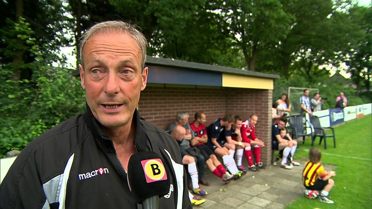 Ruud van der Rijt in tranen bij afscheidswedstrijd