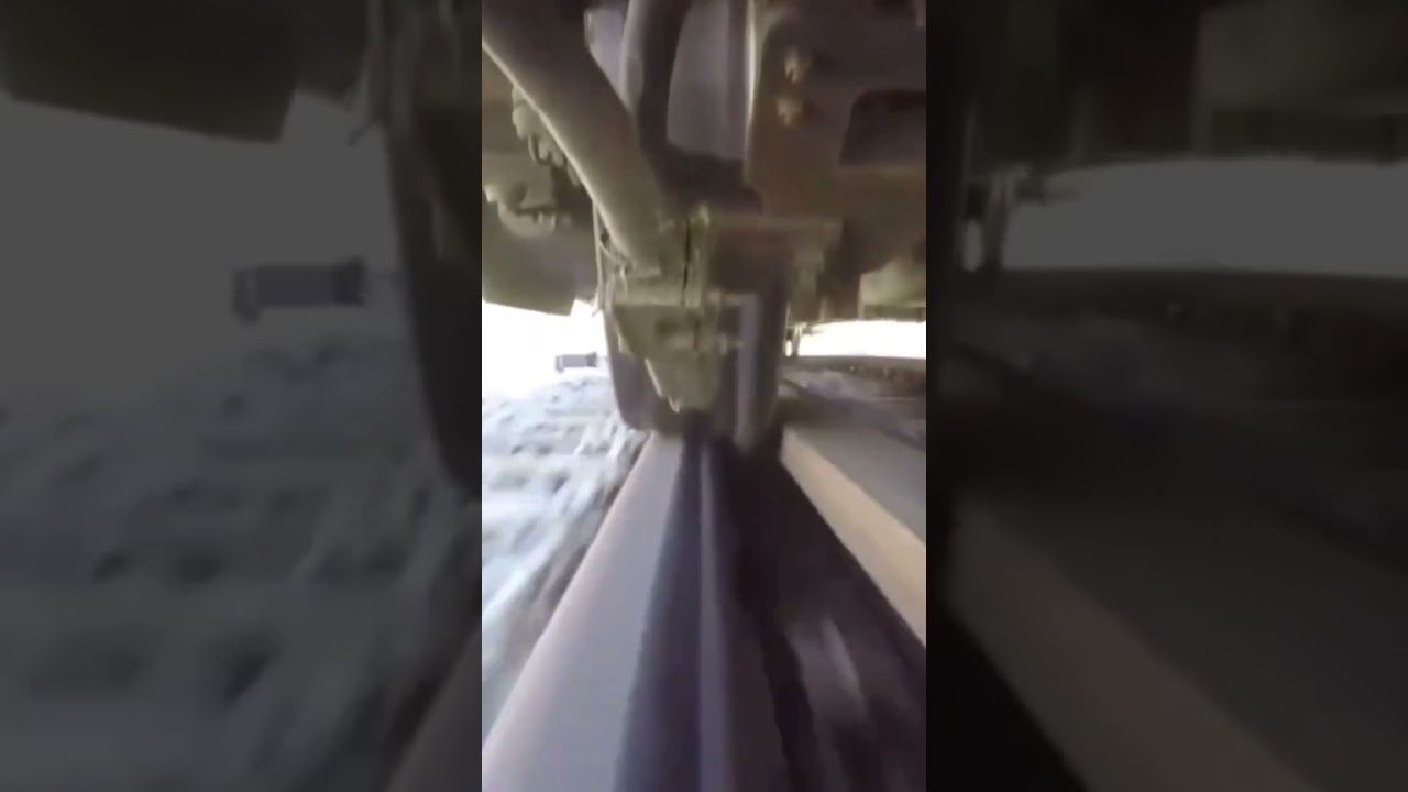 Proses Roda Kereta Api Melewati Wesel Dan berjalan di Atas Rel Kereta