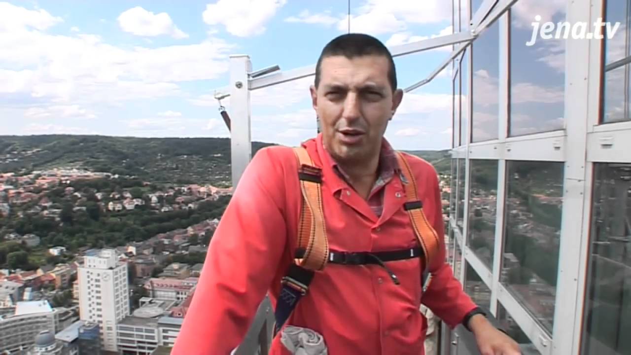 Fensterputzer: Die Firma Remus aus Sömmerda macht den JenTower wieder blitzblank