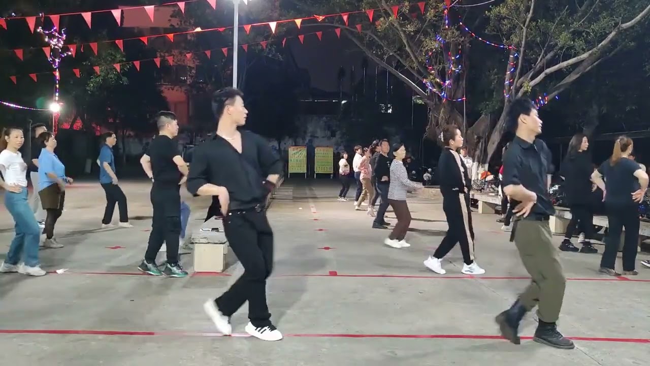 廣場舞《朝思暮想》感情這事，最忌諱的便是自己感動自己