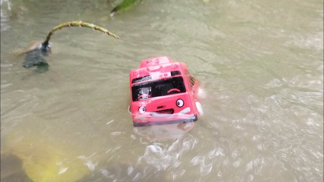 Nemu Mobil Mobilan Hanyut di irigasi sungai