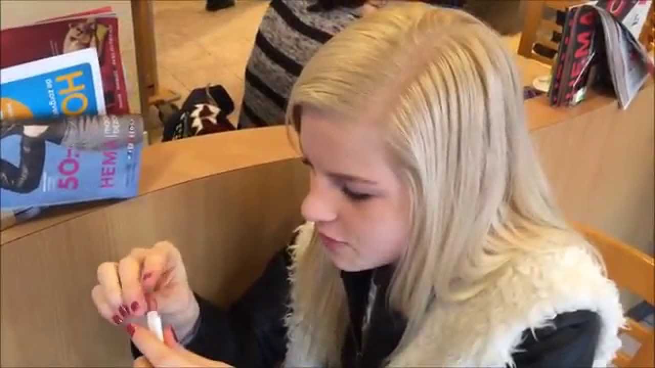 Femke Meines met familie en vrienden schaatsen