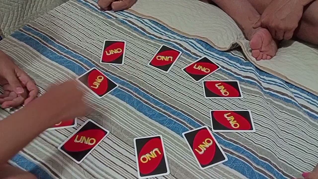 Jogando jogo da memória do uno