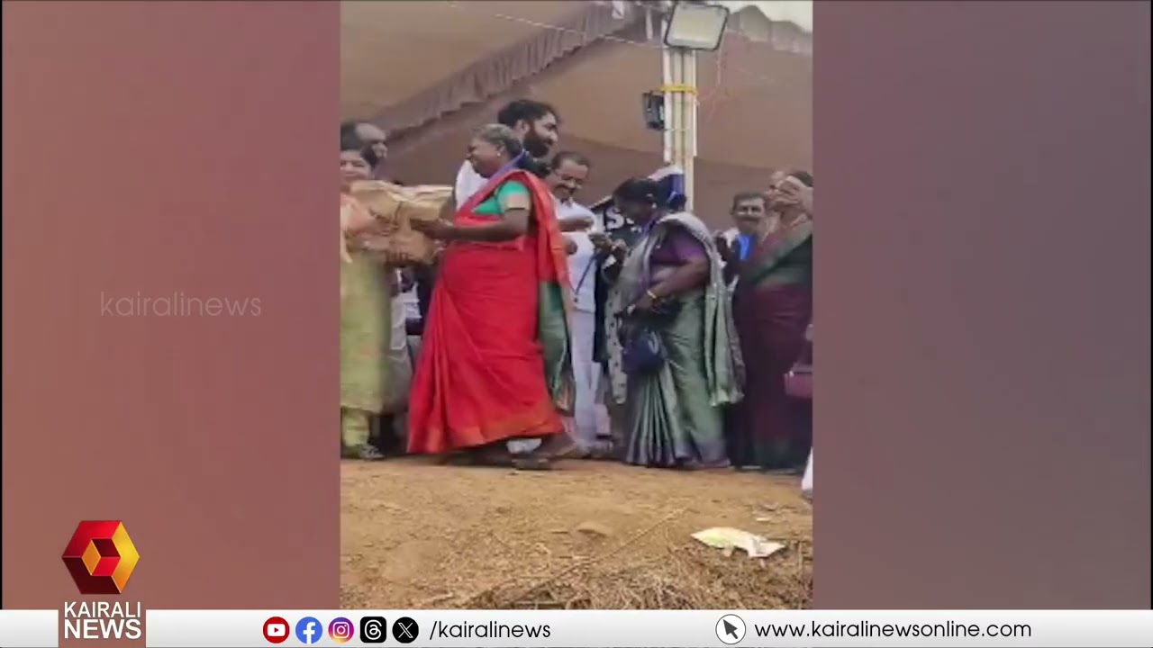 വോട്ടിന് സാരി!പുതുപ്പള്ളിയിൽ സാരി വിതരണം ചെയ്ത് ചാണ്ടി ഉമ്മൻ എംഎൽഎ |chandy oommen|Saree Distribution