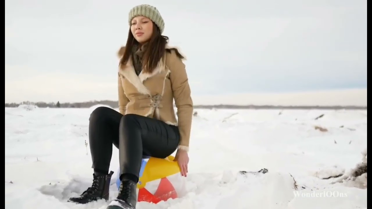 Inflatable clip : Playing with beachball in snow 