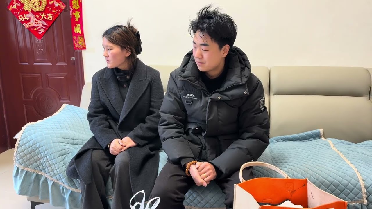 灵洋想在家剪头发挣钱，但是一直在下雨，只能先把鸡苗带去炕。 #家庭日常 #家庭琐事 #记录生活