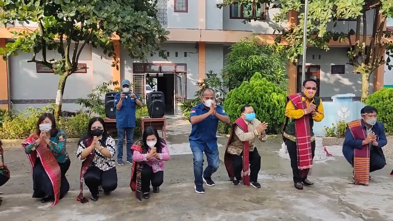 SMPN 1 Pangururan setiap hari Kamis Batak Day yang dibuka dengan TORTOR SOMBA (TARI PENGHORMATAN)