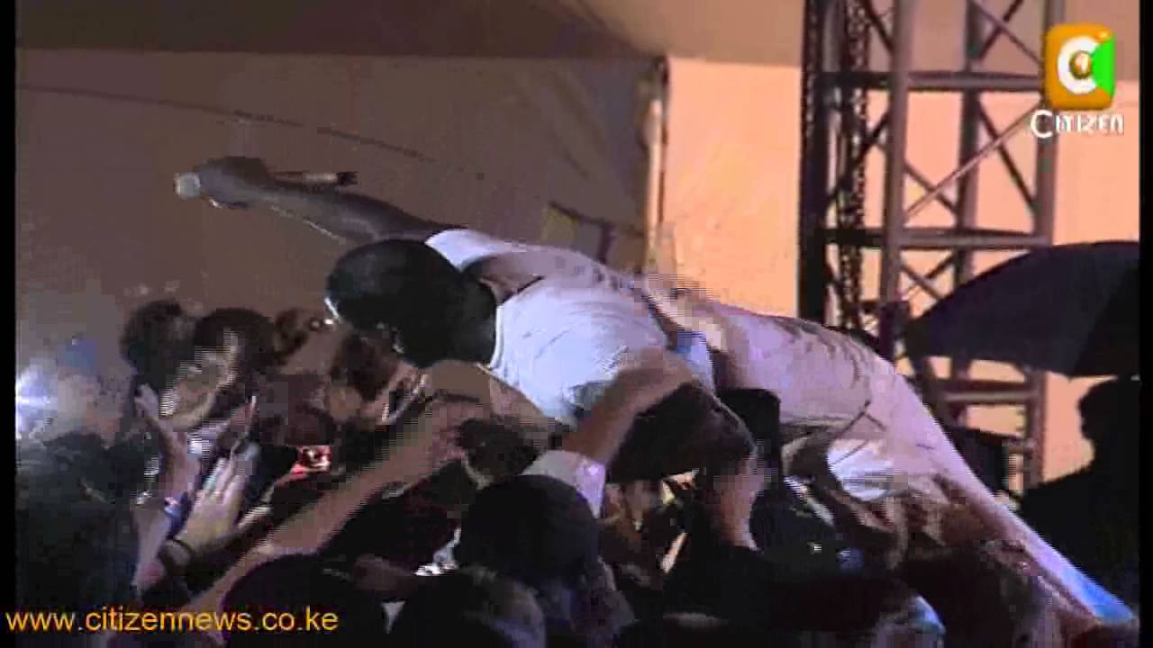 Akon Thrills Fan