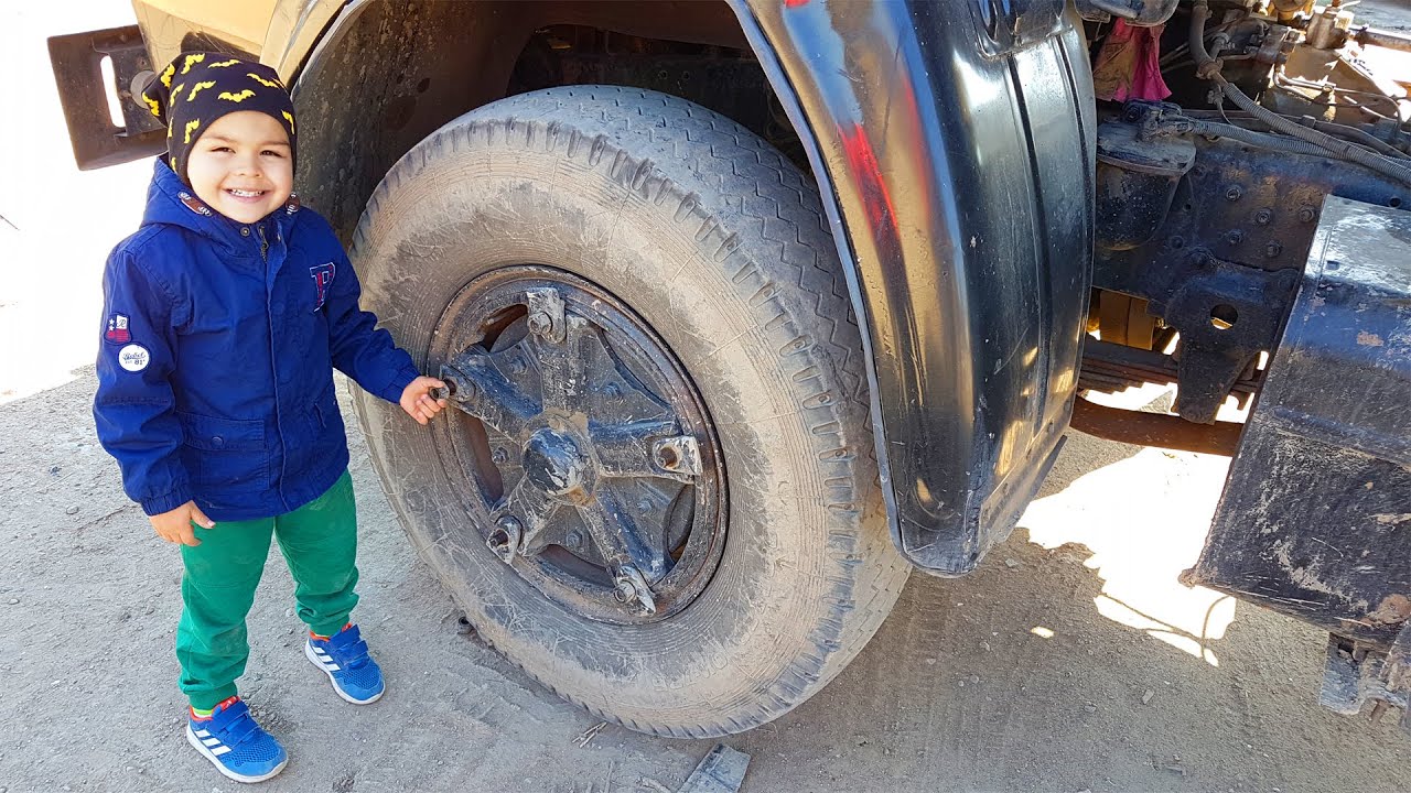 Kuorma-auto jumissa mudassa ja rikki - hauska tarinankokoelma