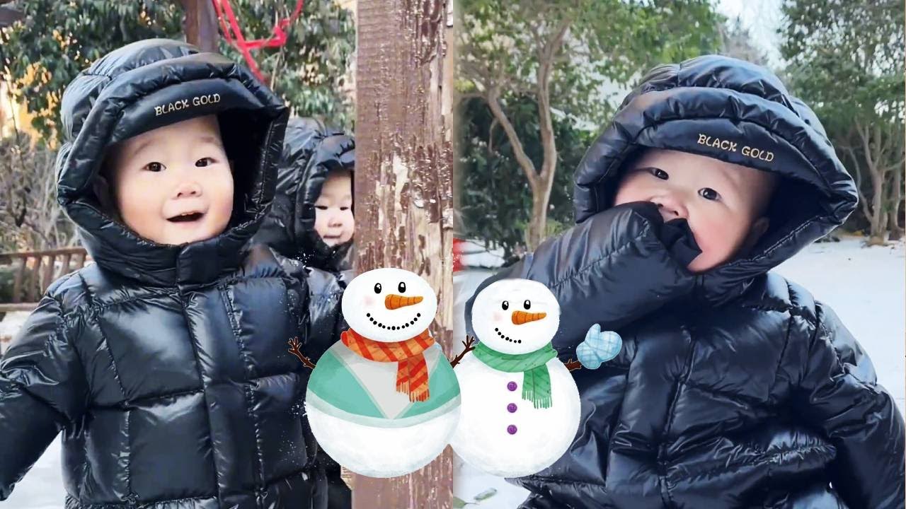 The twins are so happy playing in the snow😀#funny twins#cute twins #cutebaby#funnyvideos#smile