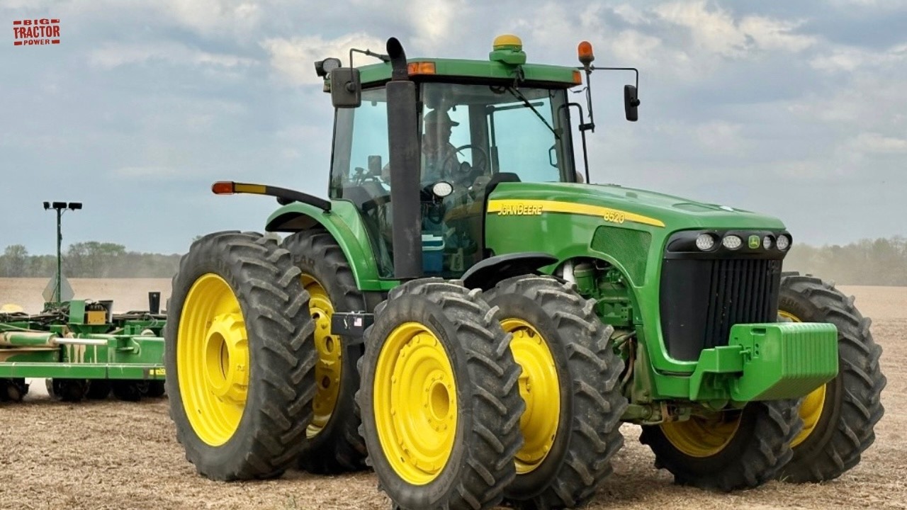 JOHN DEERE 8520 Tractor Planting Corn