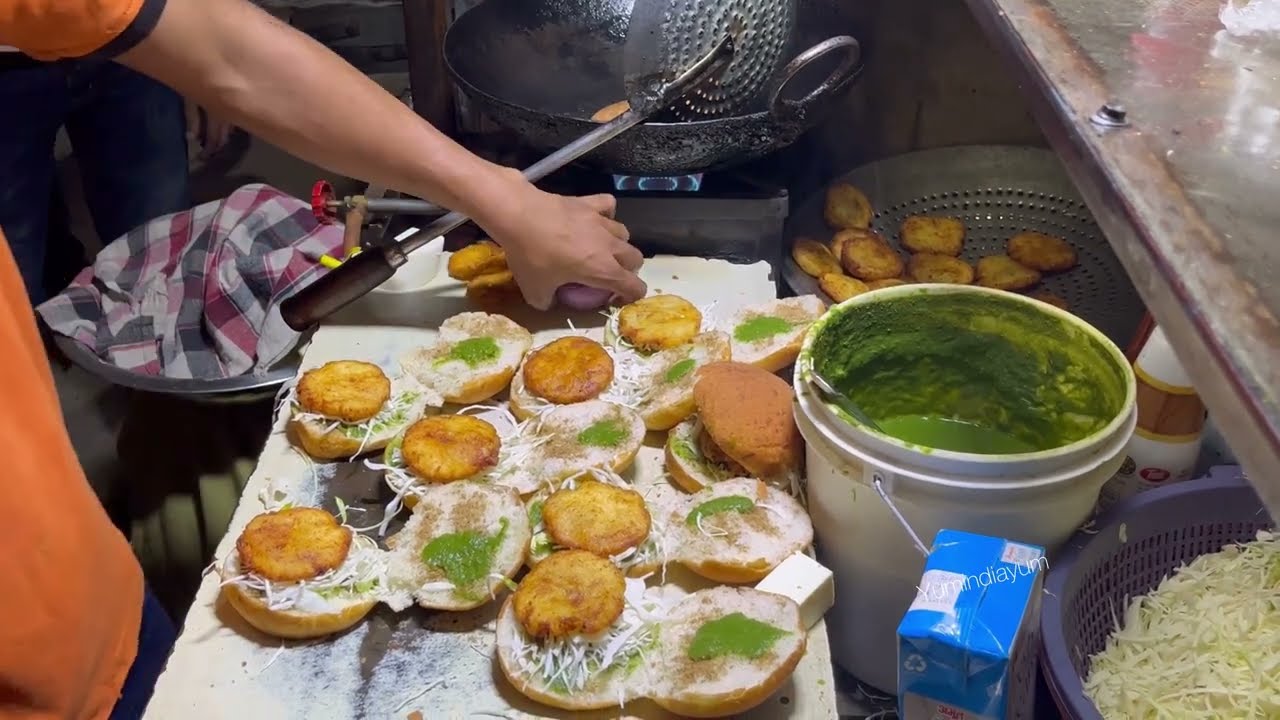 DESI BURGER IN DELHI | Fried Buns Burger | Indian Street Food | #desiburger