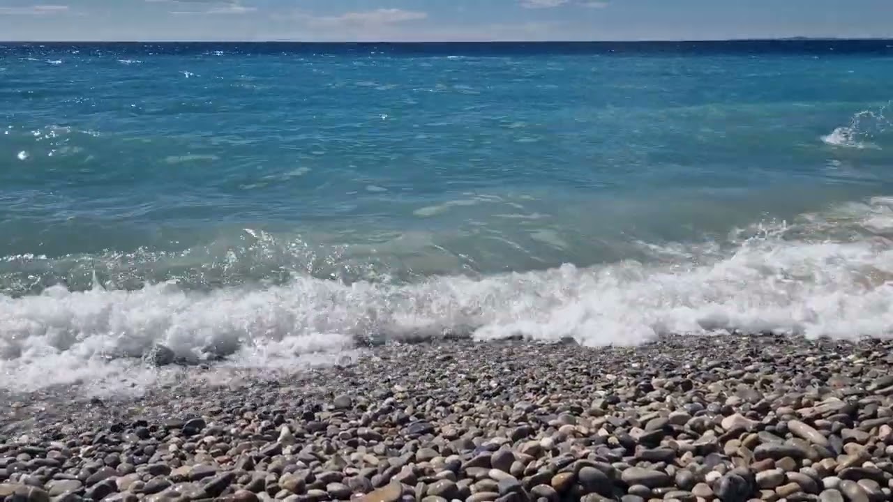 Nizza: Wellen rauschen und die Steine am Strand klackern