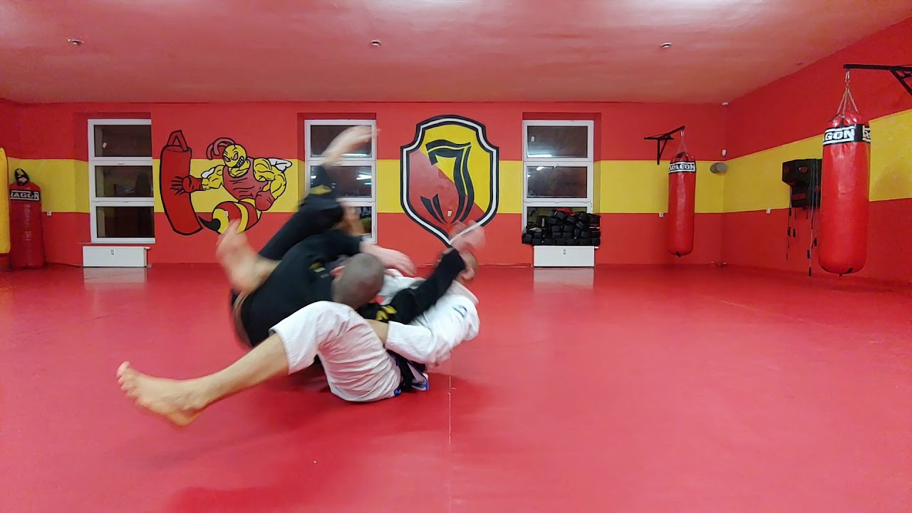 Wejście za plecy z zamkniętej gardy - technika BJJ
