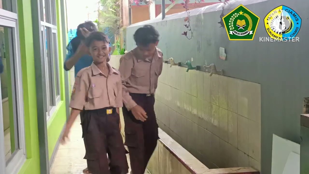 Mau tahu kegiatan siswa MTsN 11 Ciamis setiap hari Jum'at? Tonton videonya