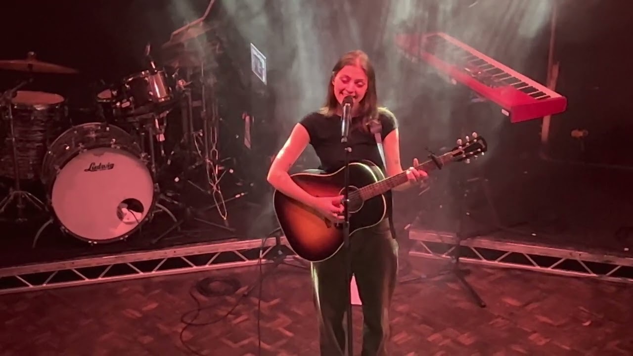 Lizzy McAlpine - panic room (unreleased, live from Lafayette London 18/11/22)