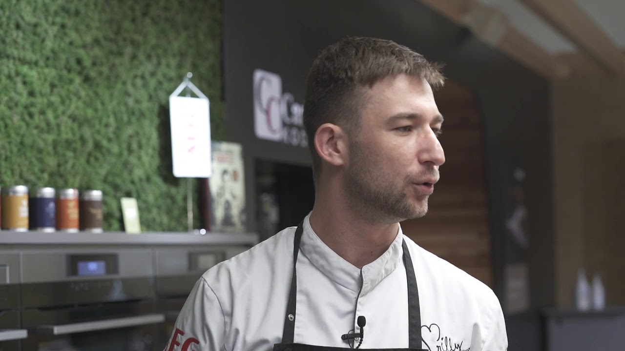 Carlos Cook stellt den neuen AEG Multidampfgarer vor und kocht Gnocchi mit Zander