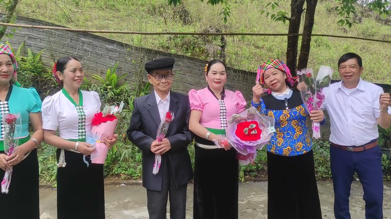 Hôm nay là ngày mùng 8 tháng 3 tặng hoa cho các phụ nữ
