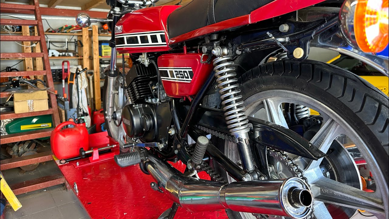 Yamaha RD250 Disaster Rebuild - The Trails and Tribulations of Running in vs Running Well.