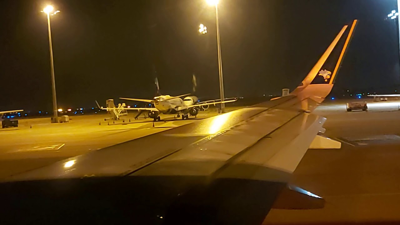 Decolagem noturna de A320 NEO Azul linhas aéreas com destino a Goiânia
