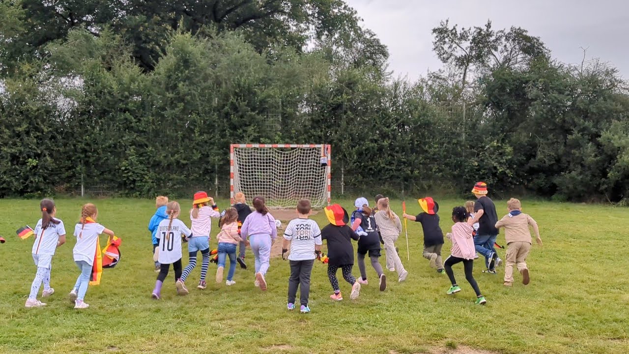 Hacke, Spitze, Fallrückzieher. Ein Song zur Euro 2024. (Offizielles Musikvideo)