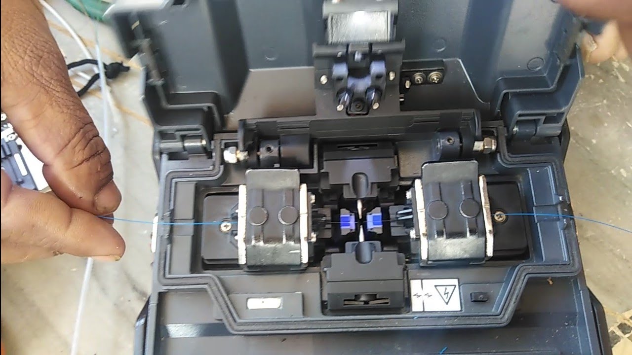 Optical Fibre splicing machine. fibre optic cable joint kaise karen. ऑप्टिकल फाइबर स्प्लिसिंग मशीन
