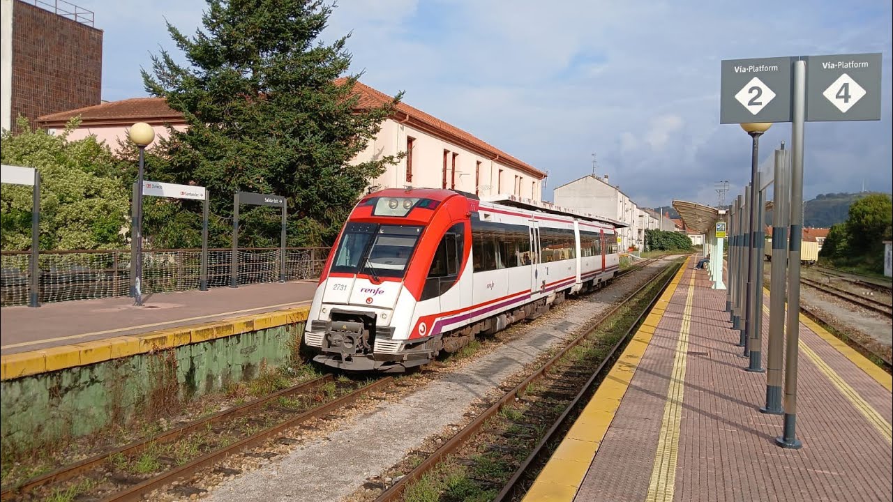 Cruce de dos trenes 2700 de Renfe por Llanes 
