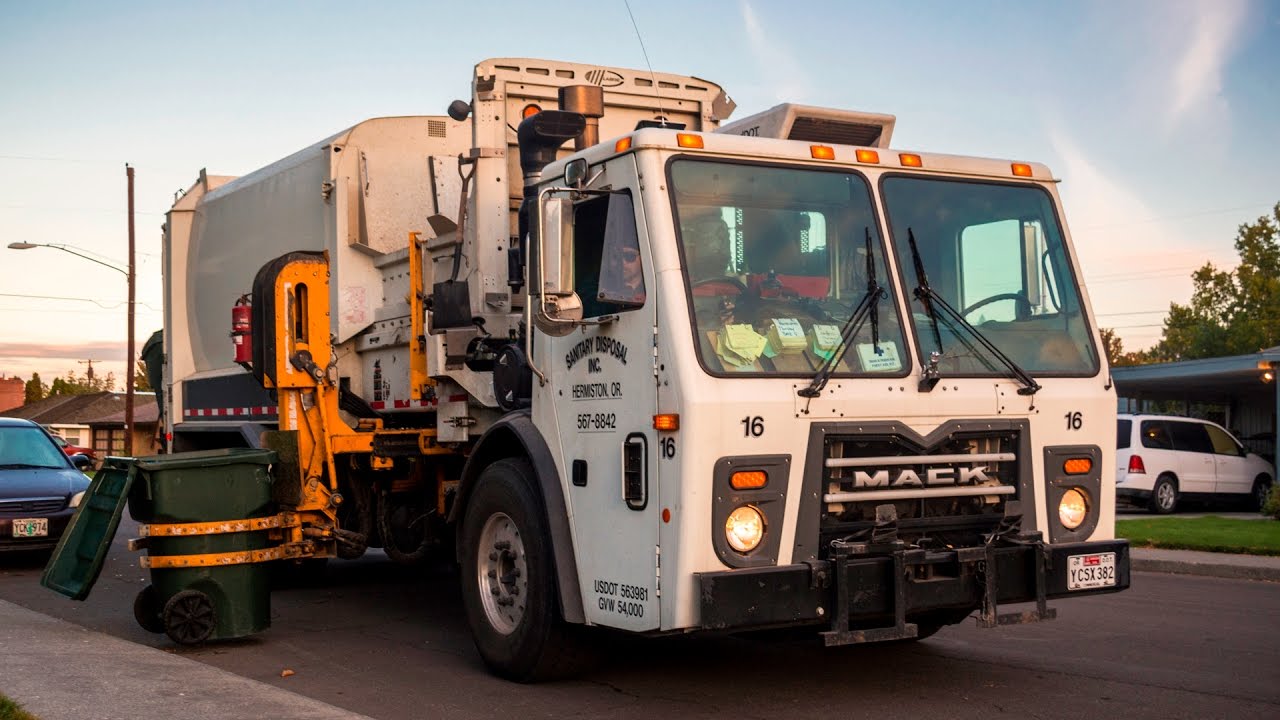 Mack LEU - Labrie Automizer Garbage Truck