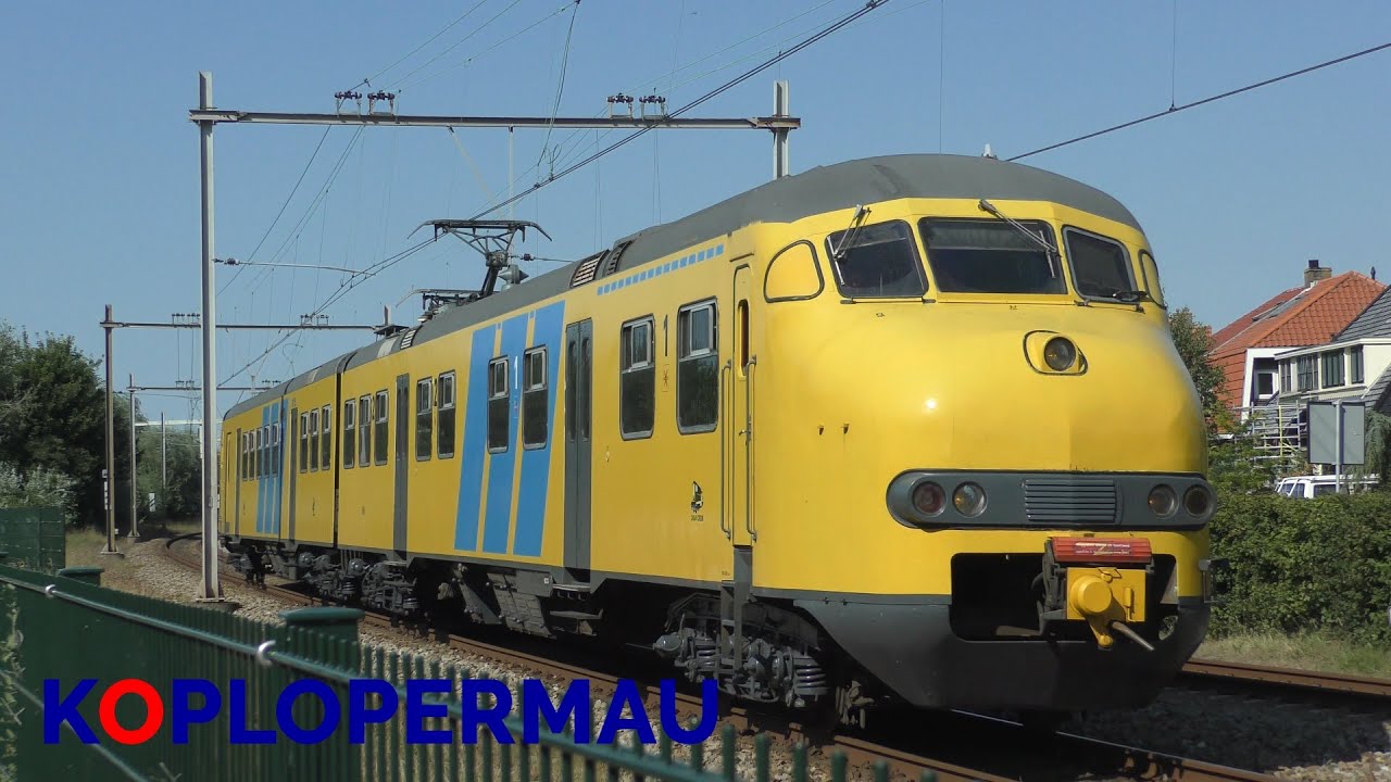 Treinen bij station Castricum met i11 rijtuigen en Crew 2454 Mat'64!