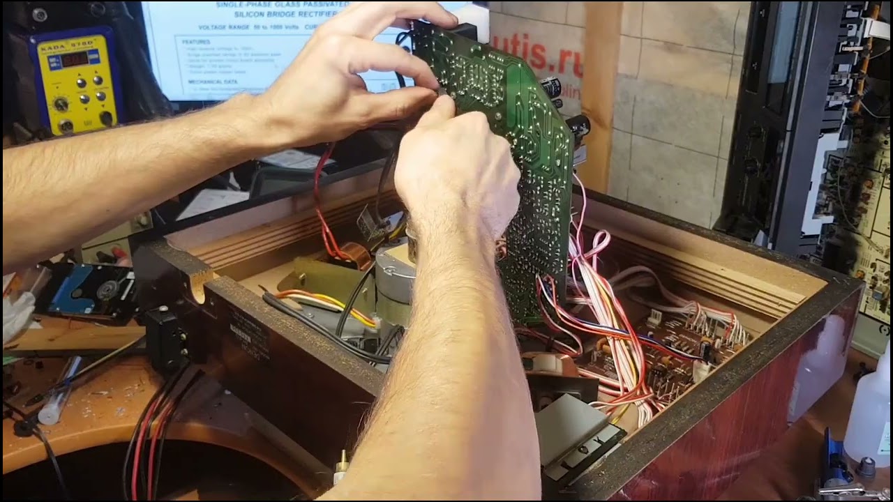Denon DP-67L раскручивает диск.
