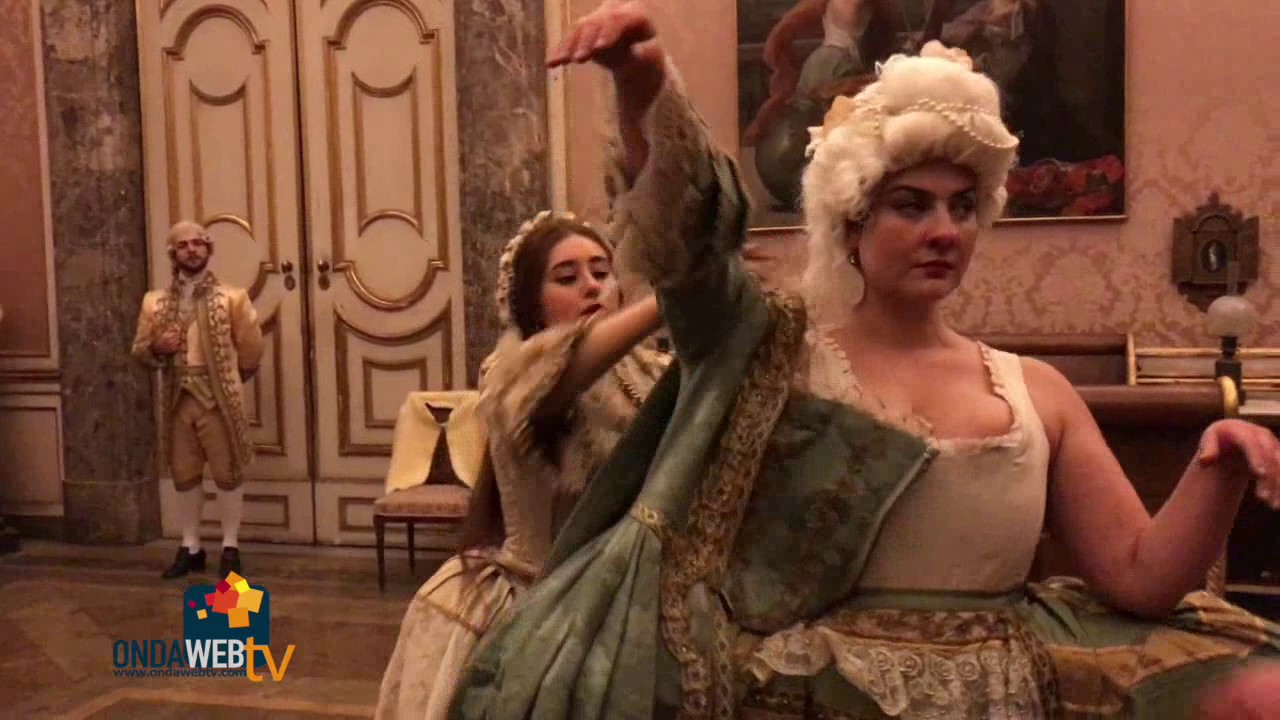 La vestizione della Regina Maria Carolina alla Reggia di Caserta