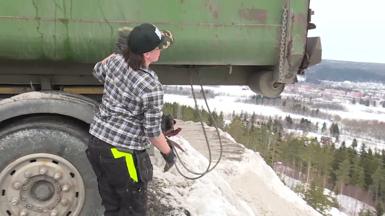 Här är Sveriges kanske högsta snöhög - " En jäkla utsikt" - Nyheterna (TV4)