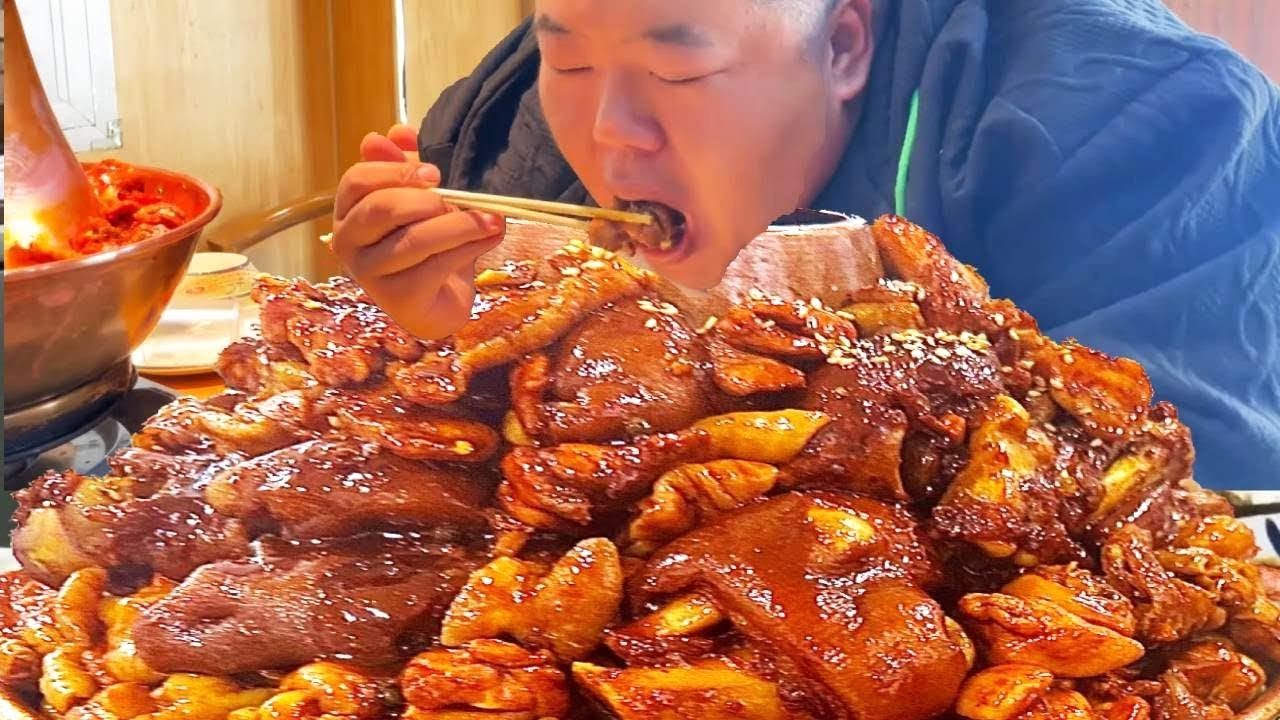 久违的火锅鸡！猴哥一口下去满嘴流油，看这咕嘟冒泡的瞬间直接香迷糊了！【胖猴仔】