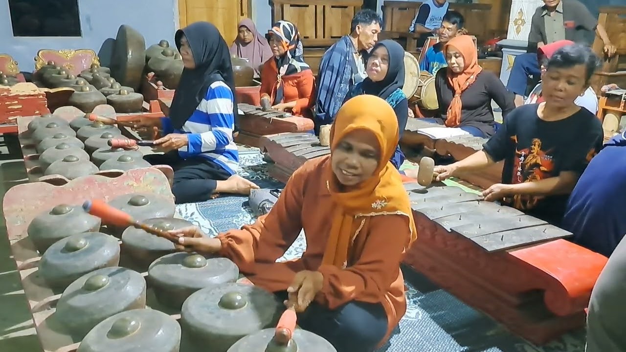Ajar gamelan bonang versi karawitan ibu-ibu pedesaan