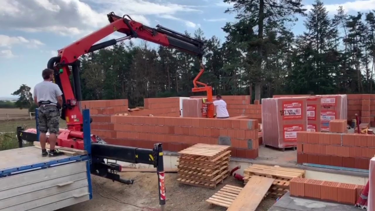 Skládání palet pomocí hydraulické ruky