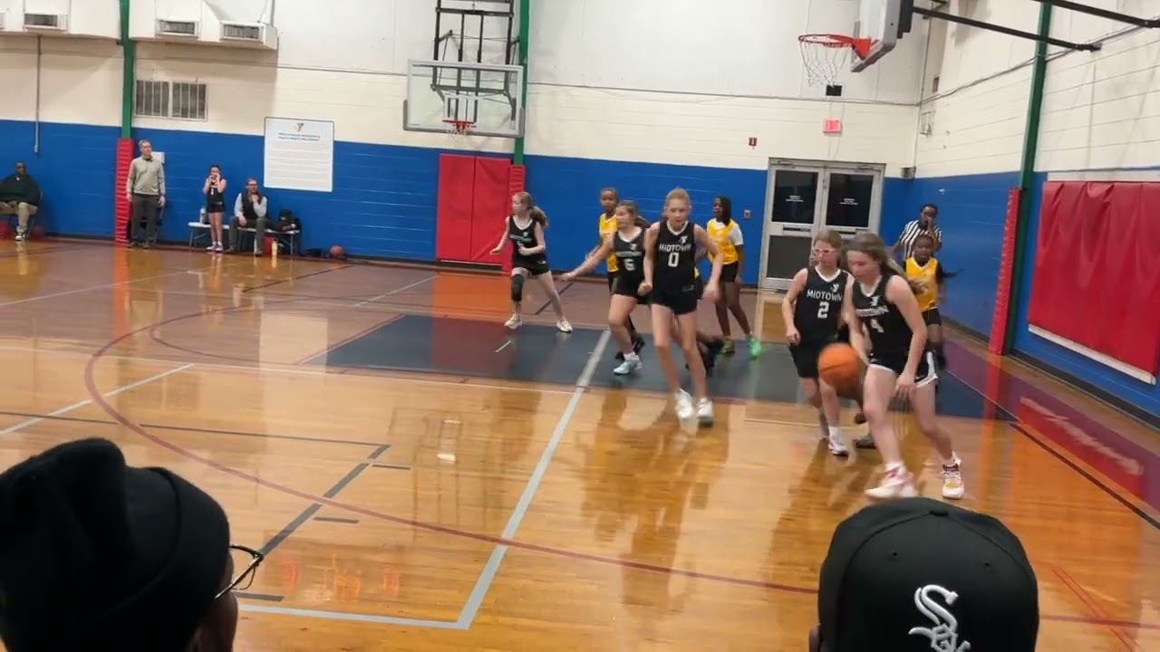 Some of the first quarter of the yellow team vs black team