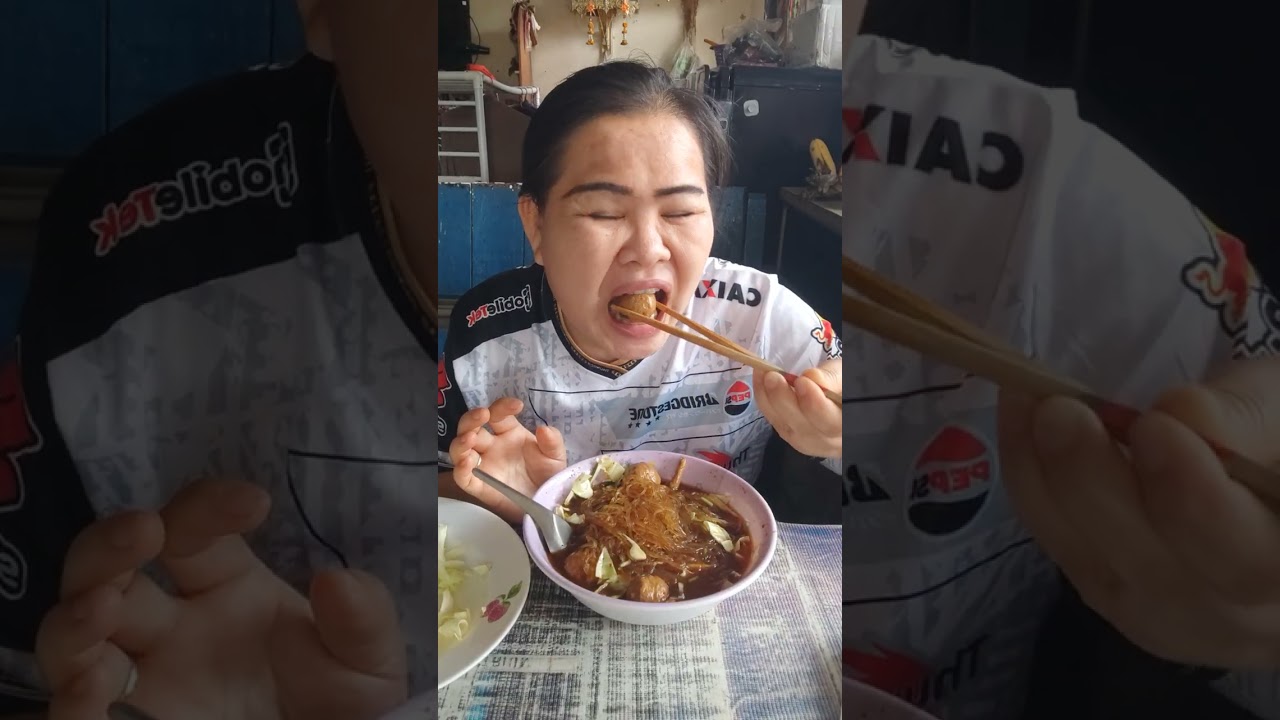 มากินก๋วยเตี๋ยววุ้นเส้นลูกชิ้นขาไก่แก้มผัดกะหล่ำแซ่บๆนำกันจ้า