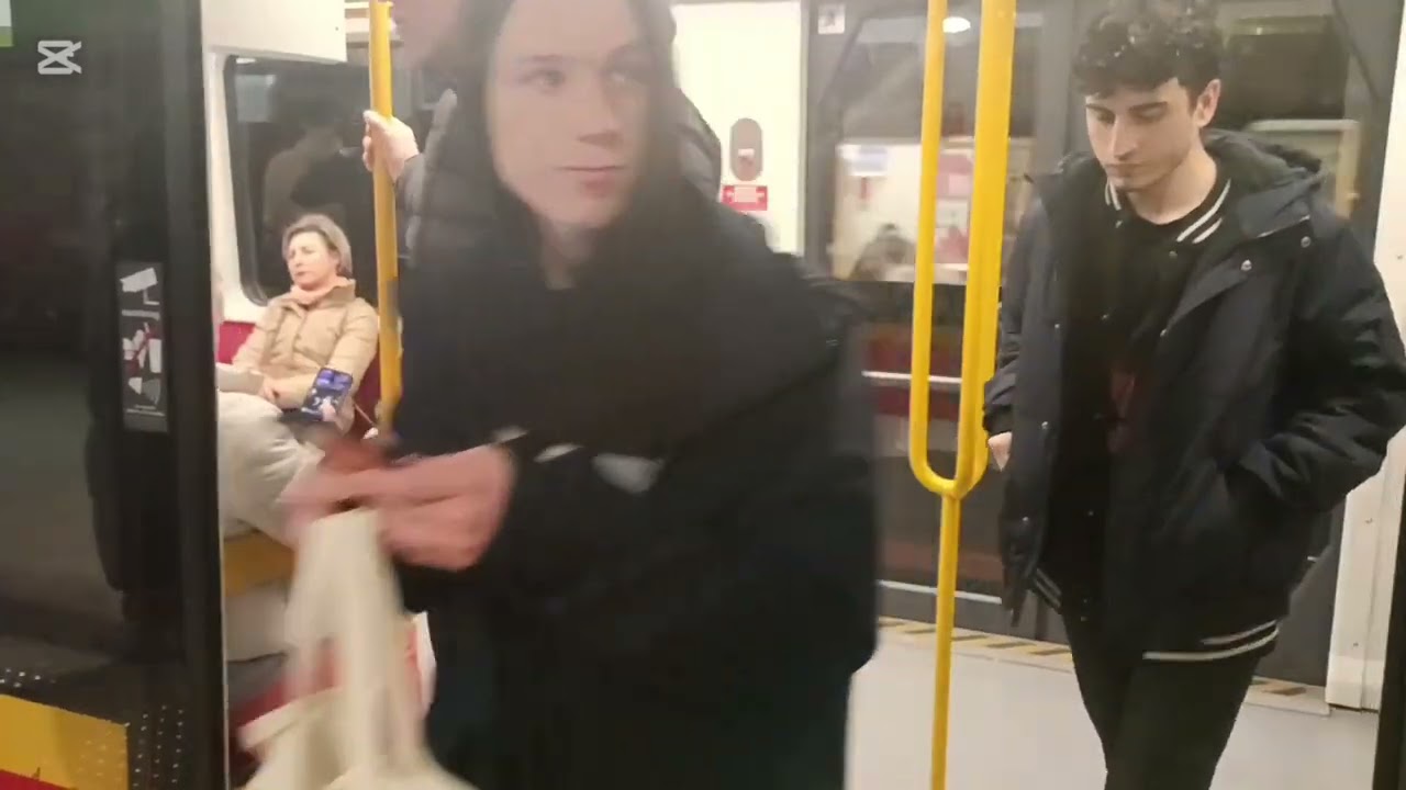 Metro warszawskie i pociąg z serii 81i metro  pod wisłą