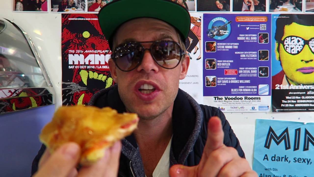 Edinburgh Deep-Fried Food Challenge 🇬🇧 Pizza, Mars Bar, Snickers, Bounty & Irn Bru in Scotland! 🍕🍫