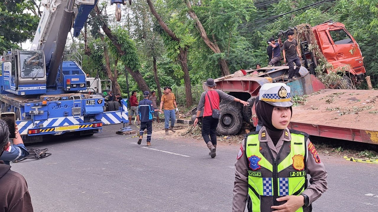 ALAT BERAT JATUH HANT4M RUMAH WARGA, TRUK REM BLONG DI TURUNAN GOMB3L LAMA SEMARANG